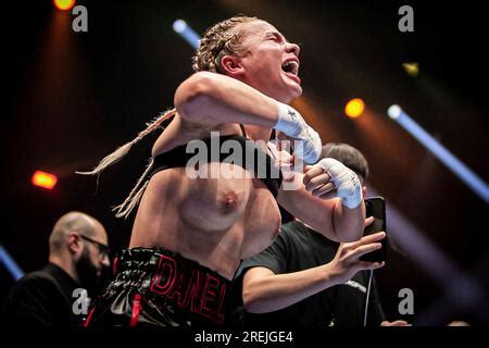 daniella hemsley flashing the crowd|Boxing: Daniella Hemsley flashes crowd after Kingpyn。